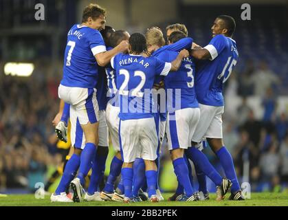 Tony Hibbert di Everton è stato fatto in mobbed dai compagni di squadra dopo aver segnato Foto Stock