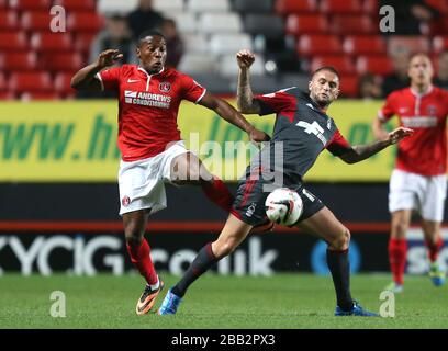 Charlton Athletic's Callum Harriott (a sinistra) e la foresta di Nottingham Henri Lansbury battaglie per il possesso della palla Foto Stock