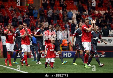 I giocatori di Charlton Athletic si uscire prima della partita Foto Stock