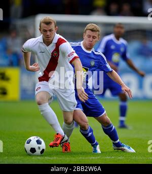 Il Jack Mackreth (R) di Macclesfield Town affronta Lee Neville del FC United Foto Stock