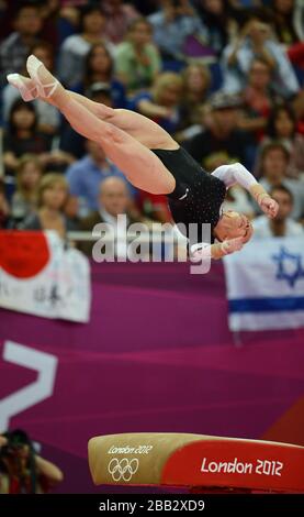 Sandra Raluca Izbasa, in Romania, vince l'oro la finale artistica di Ginnastica femminile Vault alla North Greenwich Arena di Londra Foto Stock
