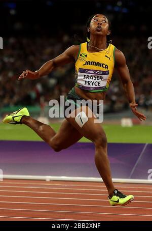 Shelly-Ann Fraser-Pryce di Jamacia vince l'oro nei 100 metri delle donne il giorno 8 dei Giochi Olimpici di Londra 2012. Foto Stock