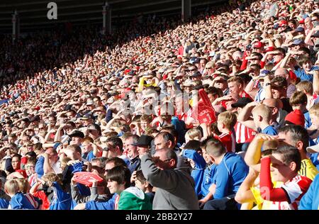 Una visione generale della folla nelle tribune. Foto Stock