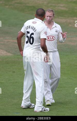 Gareth Batty (a destra) di Surrey parla con il compagno di squadra George Edwards Foto Stock