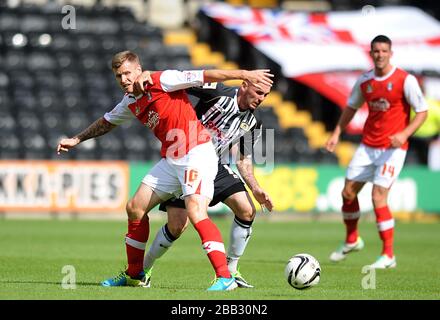 David Bell (a destra) della contea di Notts affronta Michael o'Connor, il Rotherham United Foto Stock