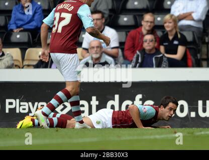 Danny Ings di Burnley celebra il punteggio che i suoi team hanno segnato il primo obiettivo del gioco Foto Stock