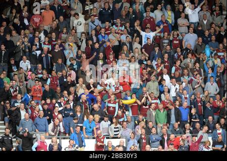 I fan di Burnley negli stand celebrano il primo obiettivo del gioco Foto Stock