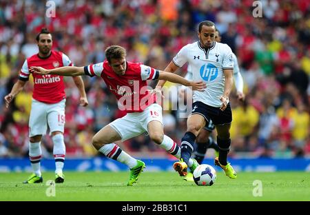 Tottenham Hotspur's Andros Townsend (a destra) e Arsenal's Aaron Ramsey battaglia per la palla Foto Stock