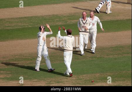 Gary Keedy (a sinistra) del Surrey celebra il wicket di John Simpson (non in foto) del Middlesex per 23 con il compagno di squadra Gareth Batty (a destra) Foto Stock