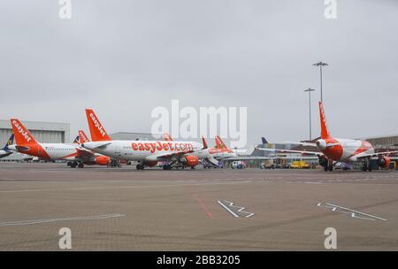 Gli aerei easyJet siedono sul tarmac all'aeroporto di Luton nel Bedfordshire, dopo che la compagnia aerea ha annunciato che ha messo a terra la sua intera flotta di 344 aerei a causa della pandemia di coronavirus. Foto Stock