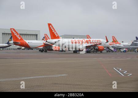 Gli aerei easyJet siedono sul tarmac all'aeroporto di Luton nel Bedfordshire, dopo che la compagnia aerea ha annunciato che ha messo a terra la sua intera flotta di 344 aerei a causa della pandemia di coronavirus. Foto Stock