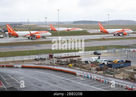 Gli aerei easyJet siedono sul tarmac all'aeroporto di Luton nel Bedfordshire, dopo che la compagnia aerea ha annunciato che ha messo a terra la sua intera flotta di 344 aerei a causa della pandemia di coronavirus. Foto Stock