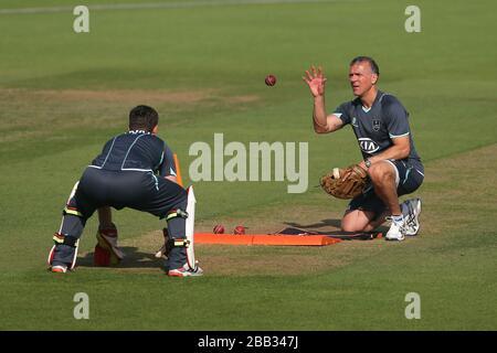 Il coach di Surrey Alec Stewart (a destra) riscalda il portiere di wicket Steven Davies Foto Stock