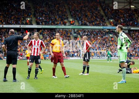 Andy Haines, arbitro, invia David Button (a destra) al portiere di Brentford per un serio gioco di fallo Foto Stock