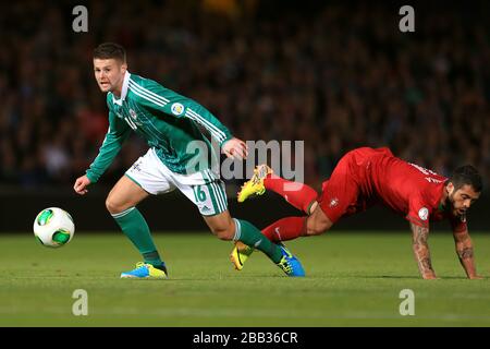 Oliver Norwood (a sinistra) dell'Irlanda del Nord ha sfidato Vieirinha del Portogallo Foto Stock