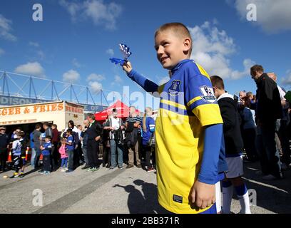 Giovani fan di Everton prima del calcio d'inizio Foto Stock