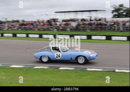 JAGUAR E-TYPE FHC 1962 IN ROYAL AUTOMOBILE CLUB L'USO DI QUESTA IMMAGINE PUÒ ESSERE UTILIZZATO GRATUITAMENTE, A CONDIZIONE CHE SIA ACCOMPAGNATO DA UN CREDITO OBBLIGATORIO DEL FOTOGRAFO. Foto Stock