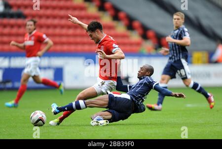 Johnnie Jackson di Charlton Athletic è affrontato da Jimmy Abdou di Millwall Foto Stock