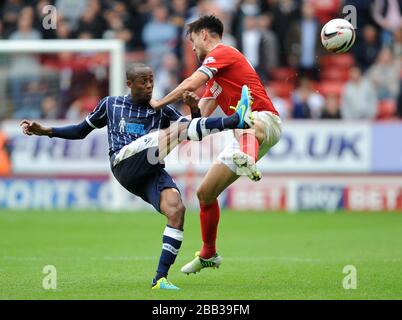 Johnnie Jackson di Charlton Athletic e Jimmy Abdou di Millwall Foto Stock