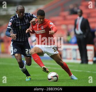 Cameron Stewart di Charlton Athletic e Jimmy Abdou di Millwall Foto Stock