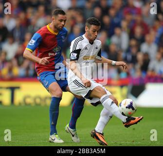 Damien Delaney (a sinistra) di Crystal Palace e Alvaro Vazquez (a destra) di Swansea City combattono per la palla. Foto Stock