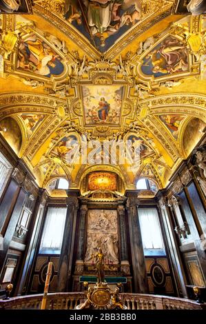 Affresco sul soffitto dell'Orante nel battistero della basilica papale di Santa Maria maggiore, Roma, Italia Foto Stock