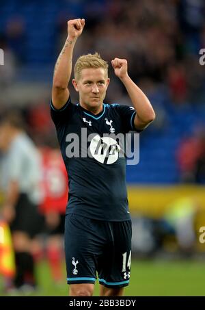 Lewis Holtby di Tottenham Hotspur celebra la vittoria dopo il fischio finale Foto Stock