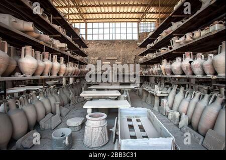 Anfore romane scavate e altri manufatti esposti nell'ex Granaio del Foro di Pompei, Italia Foto Stock