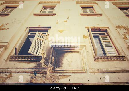 Vecchio edificio d'epoca abbandonato in Yaowarat Street (Chinatown) nella città di Bangkok, Thailandia Foto Stock