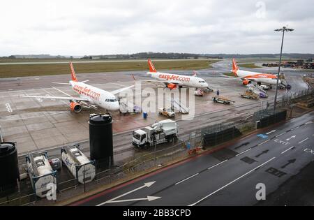 Gli aerei easyJet siedono sul tarmac all'aeroporto di Luton nel Bedfordshire, dopo che la compagnia aerea ha annunciato che ha messo a terra la sua intera flotta di 344 aerei a causa della pandemia di coronavirus. Foto Stock