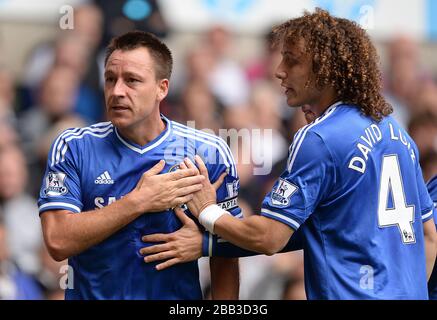 John Terry (a sinistra) del Chelsea festeggia con il compagno di squadra David Luiz dopo aver segnato il suo primo gol laterale del gioco Foto Stock