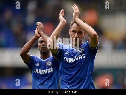 John Terry (a destra) e Ashley Cole di Chelsea applaudono ai fan dopo il gioco Foto Stock