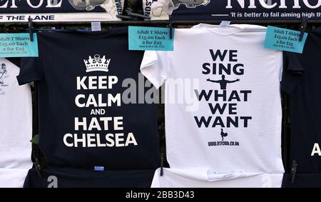 Una vista delle T-shirt Tottenham Hotspur in vendita al di fuori della corsia white hart prima di iniziare, incluse quelle con lo slogan 'We Sing What We Want' Foto Stock