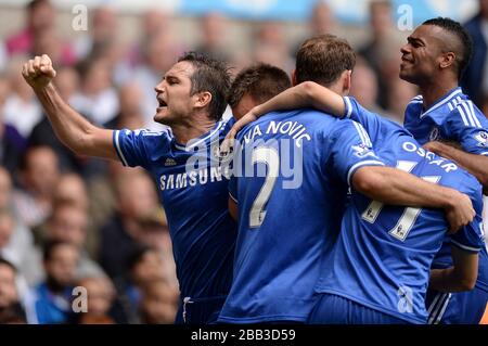 Frank Lampard (a sinistra) del Chelsea celebra dopo che il compagno di squadra John Terry ha ottenuto il primo gol del gioco Foto Stock