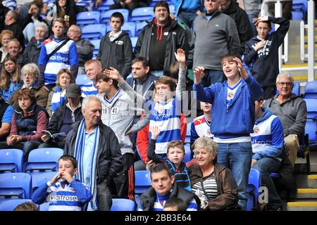 Gli appassionati di lettura negli stand del Madejski Stadium Foto Stock