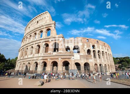 I turisti si aggirano fuori dal Colosseo a Roma Foto Stock