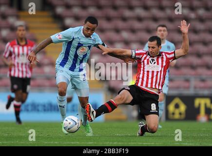 Callum Wilson di Coventry City (a sinistra) e Michael Doyle (a destra) dello Sheffield United si sfidano per la palla. Foto Stock