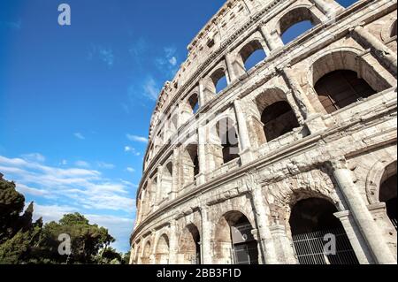 Vista esterna dei quattro piani e dei caratteristici archi del Colosseo, Roma Foto Stock