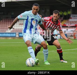 La battaglia di Michael Doyle (a destra) dello Sheffield United di Coventry City, Callum Wilson (a sinistra). Foto Stock