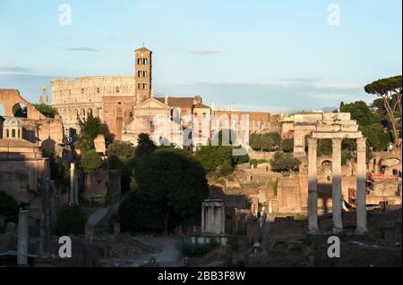 Tardo pomeriggio vista sul Foro Romano dal Campidoglio Foto Stock