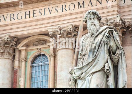 Statua di San Paolo che si trova di fronte alla Basilica di San Pietro, Piazza San Pietro, Città del Vaticano, Roma Foto Stock