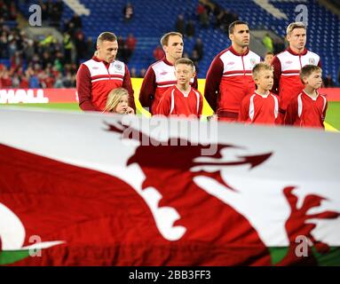 Craig Bellamy (a sinistra), David Vaughan (seconda a sinistra), Hal Robson-Kanu (seconda a destra) e Simon Church (a destra) prima del calcio d'inizio Foto Stock