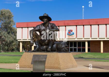 'Cunnamulla Fella' una statua più grande della vita è un tributo allo stockman larrikin. È anche il titolo di una famosa canzone cantata in Australia. Foto Stock