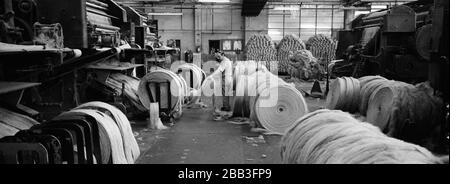 Un lavoratore che supervisiona una macchina al mulino Tay Spinners di Dundee, in Scozia. Questo stabilimento è stato l'ultimo filatoio di iuta in Europa quando è stato chiuso per l'ultima volta nel 1998. La città di Dundee era stata famosa per la storia dei tre 'JS' - juta, jam e giornalismo. Foto Stock