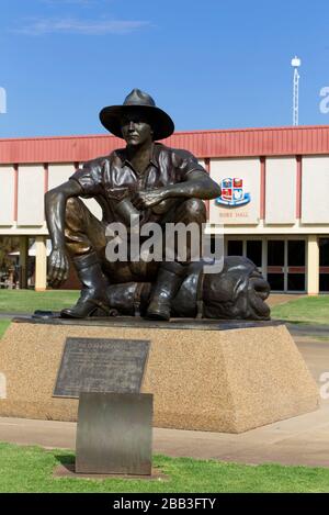 'Cunnamulla Fella' una statua più grande della vita è un tributo allo stockman larrikin. È anche il titolo di una famosa canzone cantata in Australia. Foto Stock