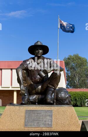 'Cunnamulla Fella' una statua più grande della vita è un tributo allo stockman larrikin. È anche il titolo di una famosa canzone cantata in Australia. Foto Stock