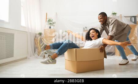 Coppia afroamericana che si divertono in un nuovo appartamento Foto Stock