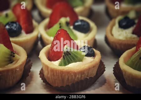 Torte di frutta a tema estivo per il dessert estivo perfetto Foto Stock