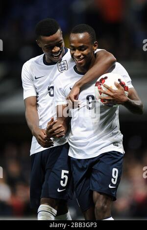 Il Sado Berahino (a destra) dell'Inghilterra celebra il punteggio del suo quinto obiettivo dal punto di penalità con Nathaniel Chalobah Foto Stock