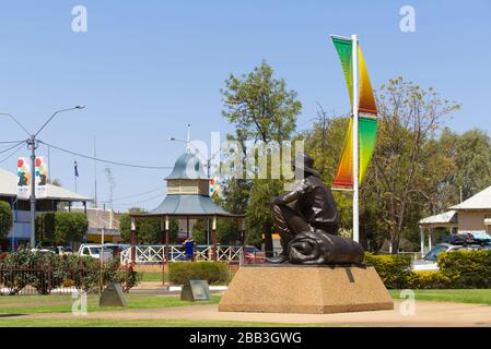 'Cunnamulla Fella' una statua più grande della vita è un tributo al giacente di larrikin. È anche il titolo di una famosa canzone cantata in Australia. Cunnamull Foto Stock